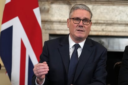 GUERRA El primer ministro británico, Keir Starmer, confirmó que autorizó a Estados Unidos usar bases del Reino Unido para ataques defensivos contra misiles iraníes.