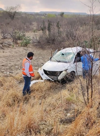 SEGURIDAD  Una mujer originaria de Torreón resultó lesionada tras una volcadura registrada en el kilómetro 86 de la carretera federal 57, entre Sabinas y Pirineos,