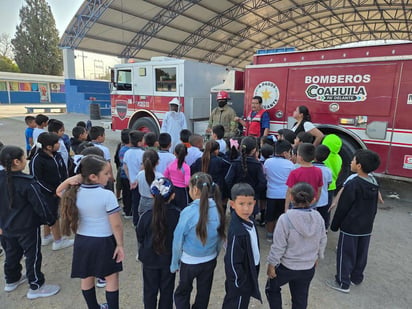 BOMBEROS Bomberos de Múzquiz visitaron la escuela Ford #4 para enseñar a alumnos de primer grado sobre seguridad, prevención y el funcionamiento de los equipos