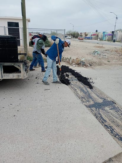 Labores de bacheo en Nava