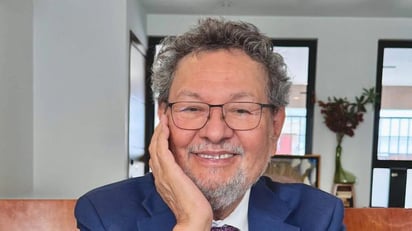 Élmer Mendoza recibe el IX Premio Jorge Ibargüengoitia de Literatura