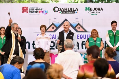 ADMINISTRACIÓN MUNICIPAL Con una inversión de 2 millones de pesos, este jueves Román Alberto Cepeda González entregó una techumbre a los vecinos de la colonia Braulio