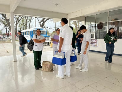 SALUD El titular de la Jurisdicción Sanitaria 03, Carlos Jiménez, informó que continúa el programa de vacunación escolar en la Región Carbonífera, con acciones