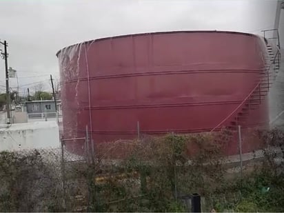 simas : el agua comenzó a salir del tanque y se derramó hacia el exterior de la estructura.