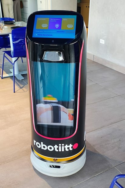 Inauguran resturante en Saltillo con el primer robot mesero