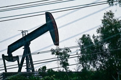 Trump plantea levantar sanciones petroleras para bajar precios