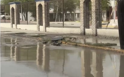 aguas negras : El problema se localiza frente al Parque Industrial, donde una tapa de drenaje se encuentra fuera de su lugar.