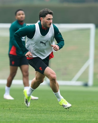 Santiago Giménez vuelve a entrenar con el Milan tras cinco meses de lesión