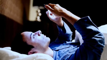 ENFERMEDADES En la actualidad, el teléfono móvil se ha convertido en un elemento casi inseparable de la vida cotidiana. Sin embargo, su presencia durante la noche genera
