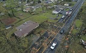 INTERNACIONAL Fuertes tormentas supercelulares provocaron tornados en Indiana e Illinois, dejando al menos dos muertos, viviendas destruidas, carreteras bloqueadas y miles