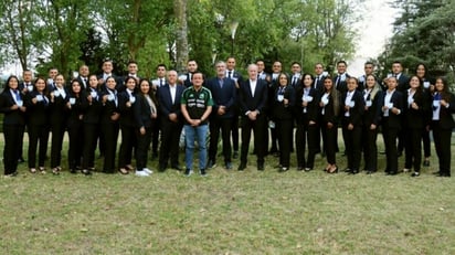 Árbitros mexicanos reciben gafete FIFA en concentración de la FMF
