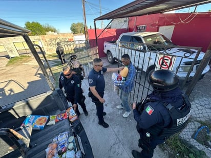 apoyo : los oficiales atendieron la petición y acudieron directamente al hogar de la familia,