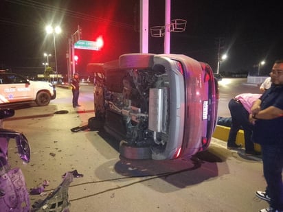 accidente : Tras el impacto, la camioneta terminó volcada sobre la vía.