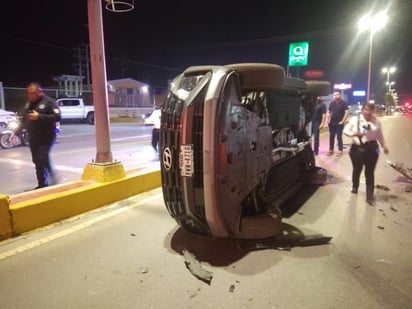 accidente : Tras el impacto, la camioneta terminó volcada sobre la vía.