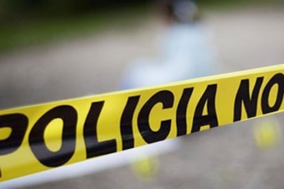 Hallan cuerpo de mujer en descomposición en terreno baldío de Saltillo