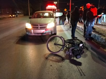 Ciclista resulta con golpes leves tras choque en cruce de Piedras Negras