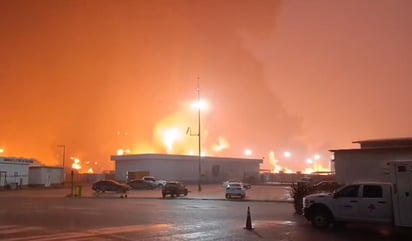 Pemex controla incendio en refinería Olmeca en Tabasco
