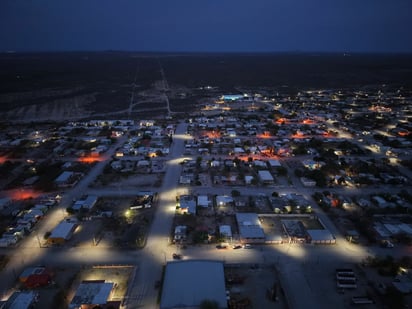 ALUMBRADO El municipio de Múzquiz avanza en la instalación de luminarias LED en Barroterán, alcanzando 80% de cobertura y mejorando seguridad y visibilidad urbana.