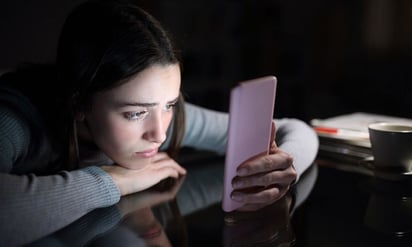 Uso excesivo de teléfonos inteligentes relacionado con trastornos alimentarios en adolescentes