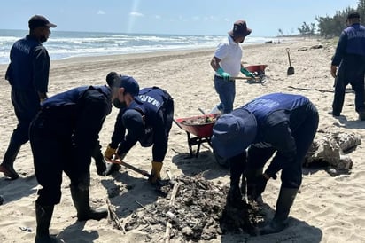Aparecen manchas de hidrocarburo en playas de Tuxpan