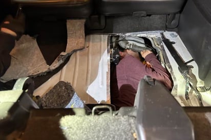 Detienen a mexicano intentando cruzar a EU oculto en tanque de combustible