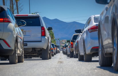 vialidad : Filas de vehículos y peatones en espera reflejan el ritmo diario del tránsito en la ciudad.