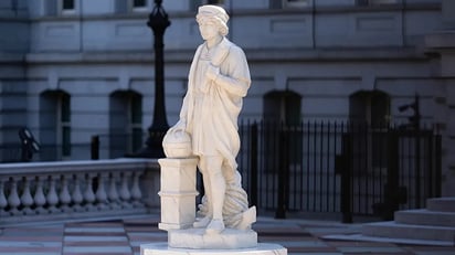 Trump instala estatua de Cristóbal Colón en la Casa Blanca y genera polémica