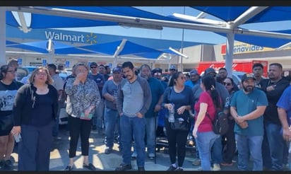 GOBIERNO SEÑALA PROCESO LEGAL EN ENTREGA DE PAGOS Un grupo de extrabajadores del Departamento de Obras Públicas se manifestó en las inmediaciones de una sucursal bancaria en Piedras Negras, mientras