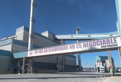 explosión : La fuerza del estallido le causó quemaduras de segundo grado en la cabeza, cara y cuello.