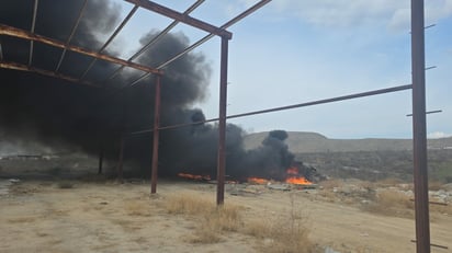 INCENDIO  Castaños, Coahuila. Un incendio en un lote baldío provocó la movilización de cuerpos de emergencia durante la tarde de este martes. El siniestro fue reportado