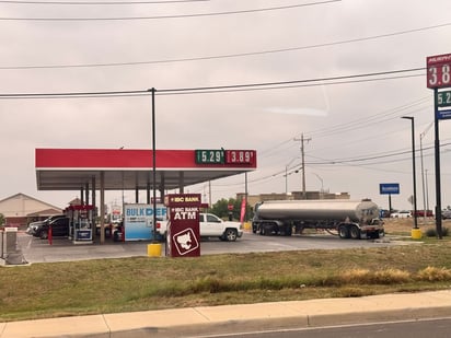 gasolina : Hasta hace apenas unos días, establecimientos como Walmart y H-E-B mantenían precios más accesibles.