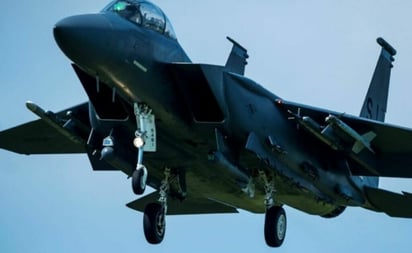 Reportan avión de combate de EU derribado en Irán