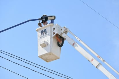 ALUMBRADO PÚBLICO Como parte de esta estrategia, se llevó a cabo la colocación de 120 luminarias en diversos puntos estratégicos del municipio.  El Gobierno Municipal