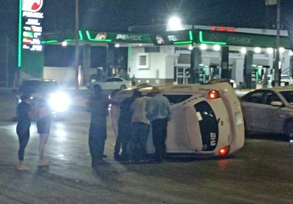 VOLCADURA  Un accidente vehicular tipo volcadura generó la movilización de cuerpos de emergencia sobre el bulevar Mendoza Berrueto, a la altura de la colonia Altamira,