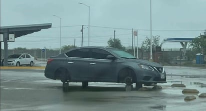 SEGURIDAD  Monclova, Coah.- Un automóvil fue hallado sin sus cuatro llantas en el estacionamiento trasero del centro comercial Paseo Monclova, donde presuntos