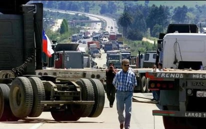 Bloqueos carreteros afectan logística y comercio, alerta Canacar