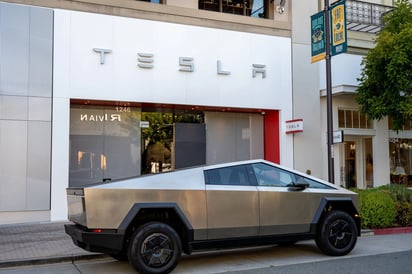 Acciones de Tesla caen 2.5% tras entregas del primer trimestre