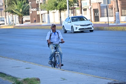 persistencia : La bicicleta se mantiene como parte del día a día para quienes se mueven y trabajan sobre ruedas en la ciudad.