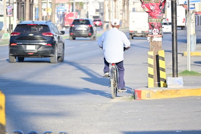 persistencia : La bicicleta se mantiene como parte del día a día para quienes se mueven y trabajan sobre ruedas en la ciudad.