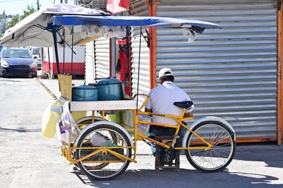 persistencia : La bicicleta se mantiene como parte del día a día para quienes se mueven y trabajan sobre ruedas en la ciudad.