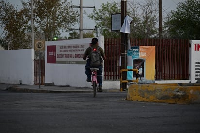 persistencia : La bicicleta se mantiene como parte del día a día para quienes se mueven y trabajan sobre ruedas en la ciudad.