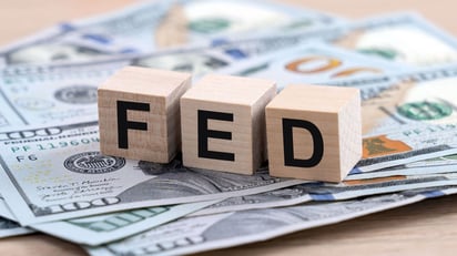 Fed analiza subir tasas ante riesgo de inflación por guerra con Irán