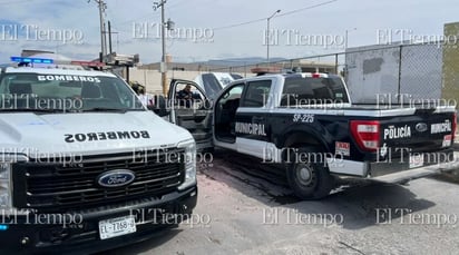 SEGURIDAD  Socorristas de GRUM lograron controlar el fuego con un extintor.  Una patrulla de la Policía Municipal de Monclova se incendió de manera repentina