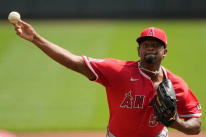 José Soriano lanza siete entradas en blanco y Angelinos vencen 9-6 a Rojos