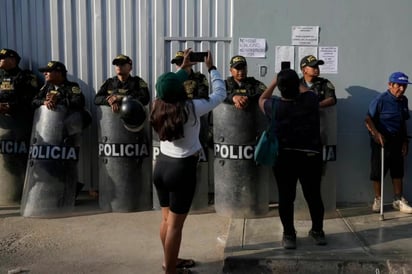 Intervienen oficinas electorales en Perú tras fallas en votación