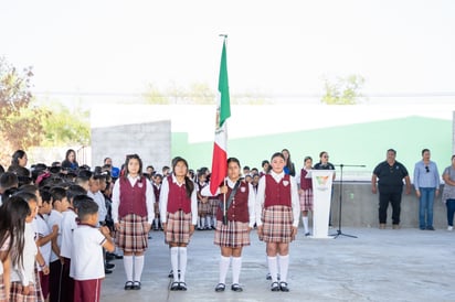 región: Encabeza lunes cívico y entrega minisplit para mejorar condiciones de aprendizajeen plantel educativo