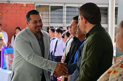región: Subsecretario de Educación Hugo Lozano acompaña al alcalde Javier
Flores Rodríguez