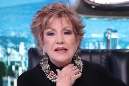 Maxine Woodside posa desnuda a los 77 años en proyecto artístico