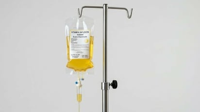 SUERO VITAMINADO Autoridades de Salud en Coahuila clausuraron dos establecimientos en Torreón y Saltillo tras detectar la distribución de sueros vitaminados sin documentación