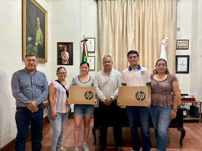 Reconoce Víctor Leija el talento estudiantil con entrega de computadoras